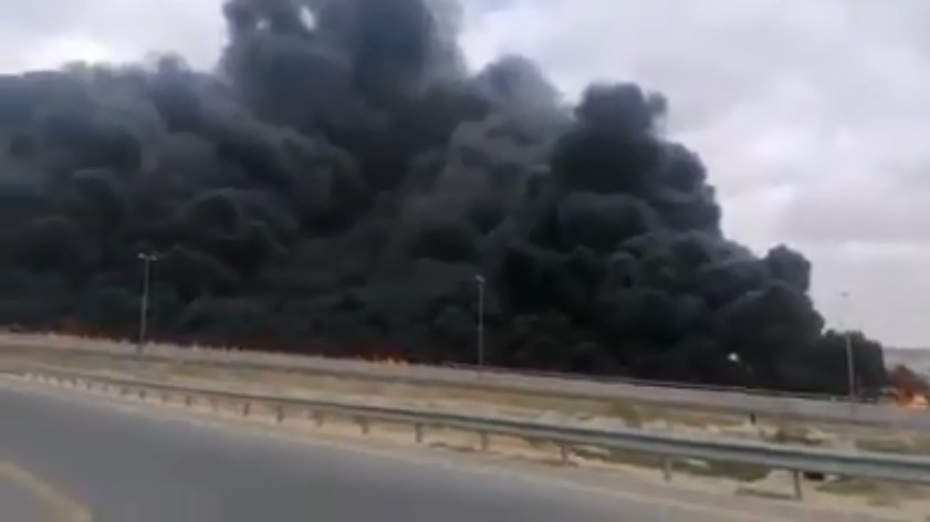 وفاة بحريق شاحنة تنقل موادا نفطية