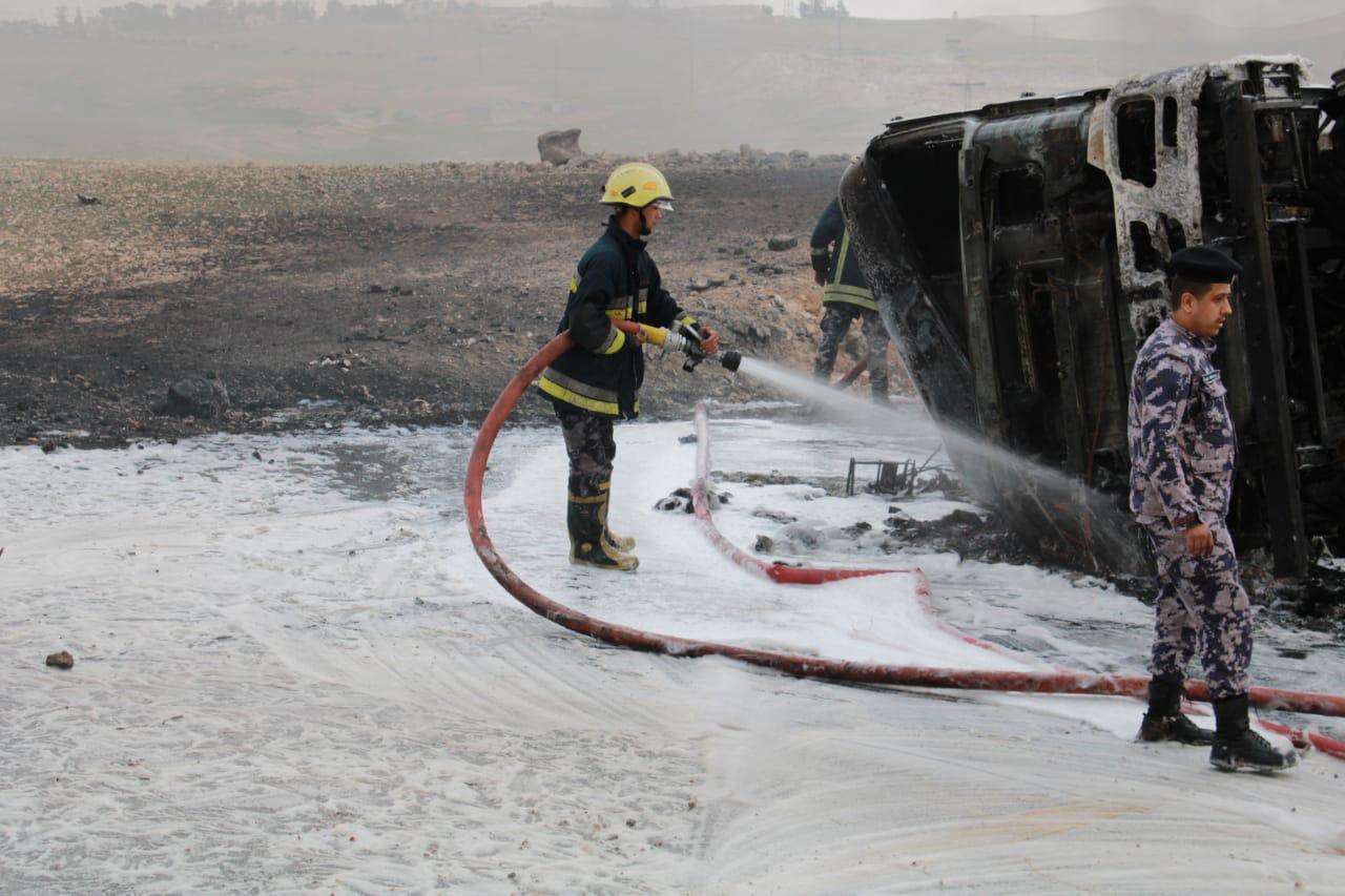 وفاة شخص بحادث تدهور صهريج واحتراقه