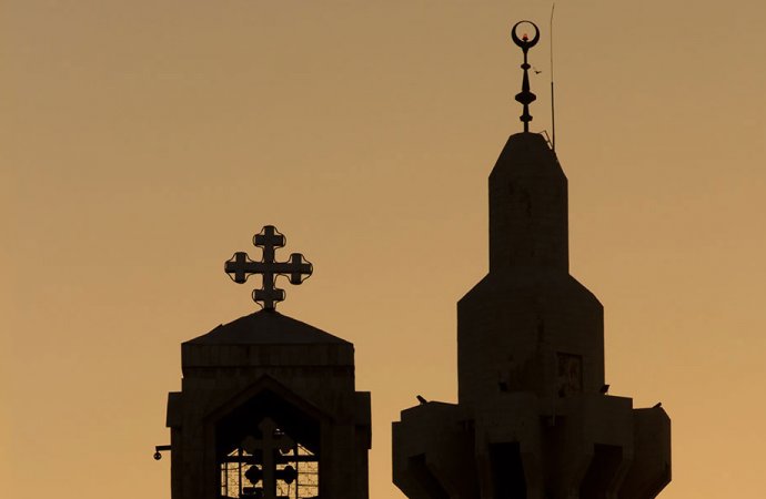 توزيع ورود في المحافظات على المصلين