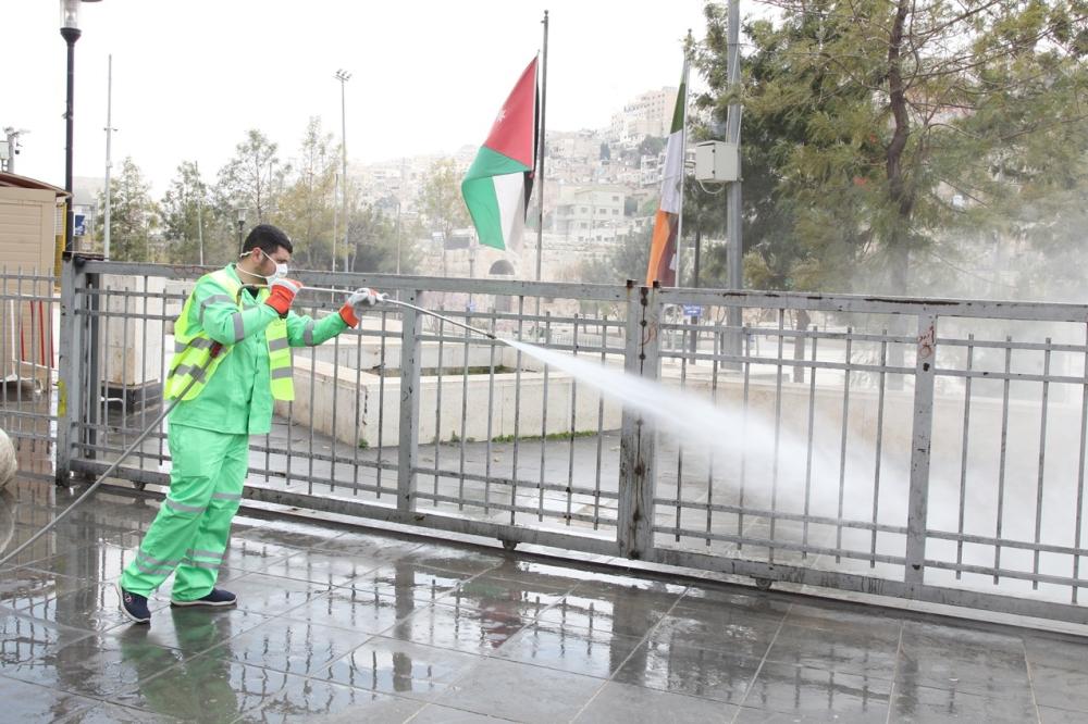 الأمانة تباشر بتعقيم مخيمي الحسين والنصر