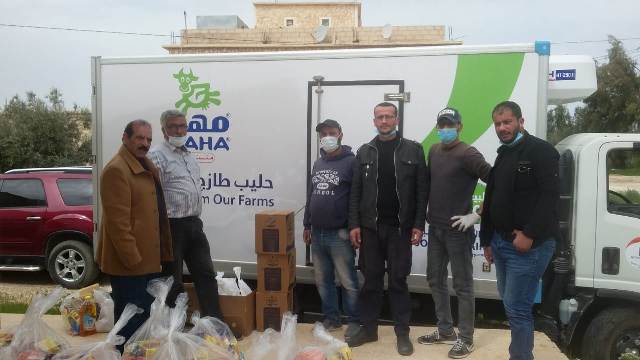 شركة الالبان الاردنية توزع طرودا غذائية