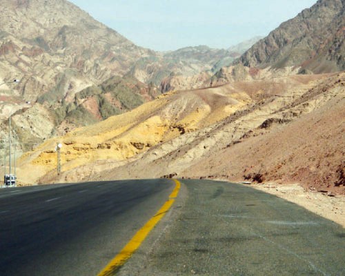 انهيارات تغلق طريق وادي عربة -