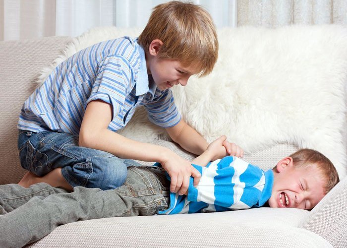 6 أخطاء أبوية تسبب الغيرة بين