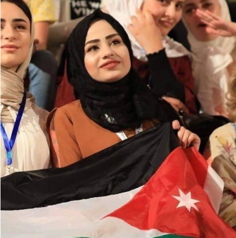 الفنانة التشكيلية سناء حوامده ترسم لوحة