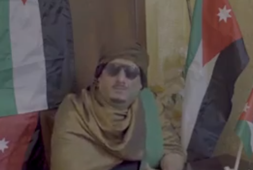 أردني يقلد ’القذافي وعرفات‘ للتوعية بخطر