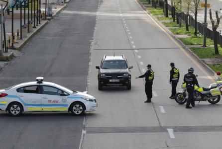 أوقفني وهو يهجين.. سألته: (كل الأمور