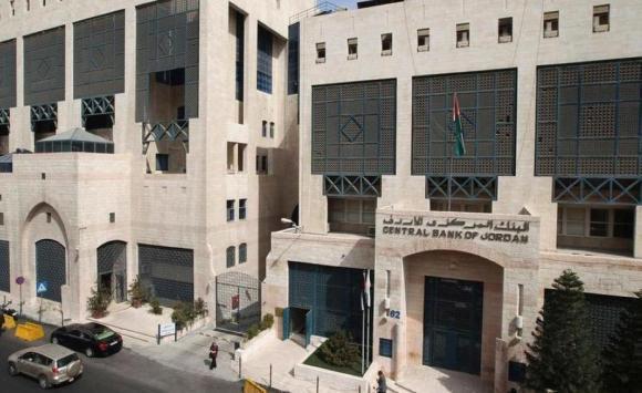 تجار المواد الغذائية والمستلزمات الطبية يستنجدون