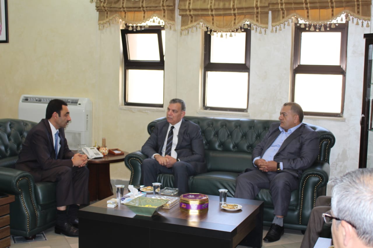 وزير الصحة يزور الغذاء والدواء ويطلع