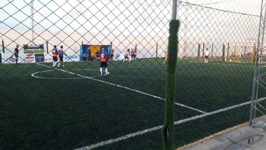 الامن يضبط 8 اشخاص يلعبون كرة