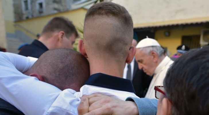 البابا يغسل أقدام تائبين من المافيا