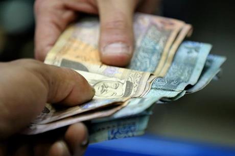 صرف المستحقات المالية لمتدربي برنامج خدمة