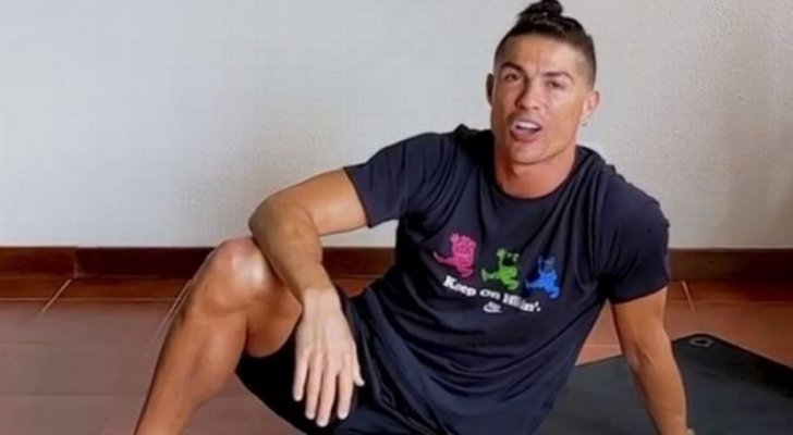 رونالدو يشعل الإنترنت بـ ’تحدي البطن‘..