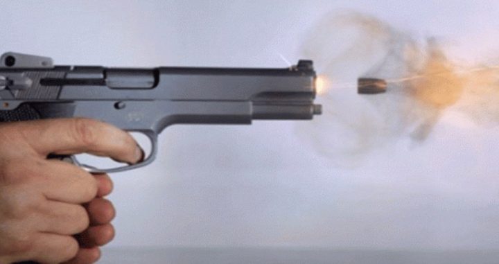 ثلاثيني يقتل شخصا رميا بالرصاص في