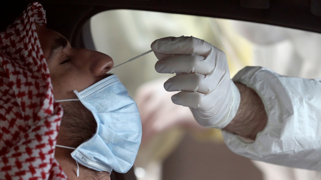 البحرين تسمح بعمل محلات تجارية وصناعية