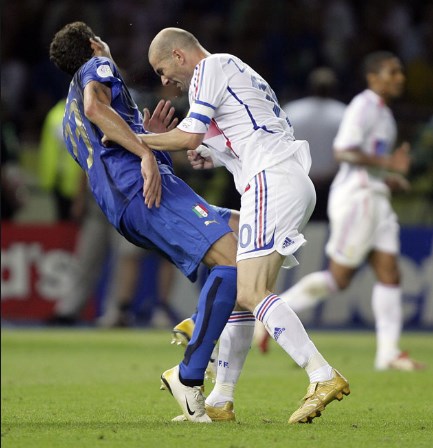 مدافع فرنسا السابق: نطحة زيدان كسرت