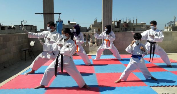 عائلة فلسطينية تحول سطح منزلها لناد