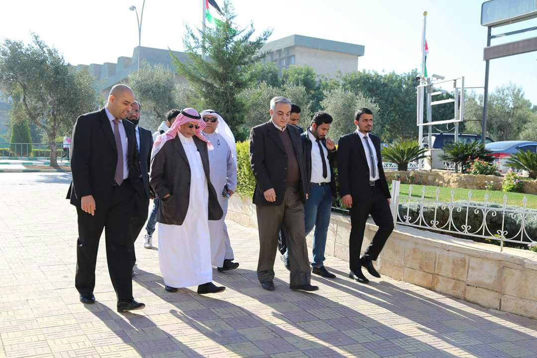 ملتقى أبناء حضرموت يفتتح معرض باوزير