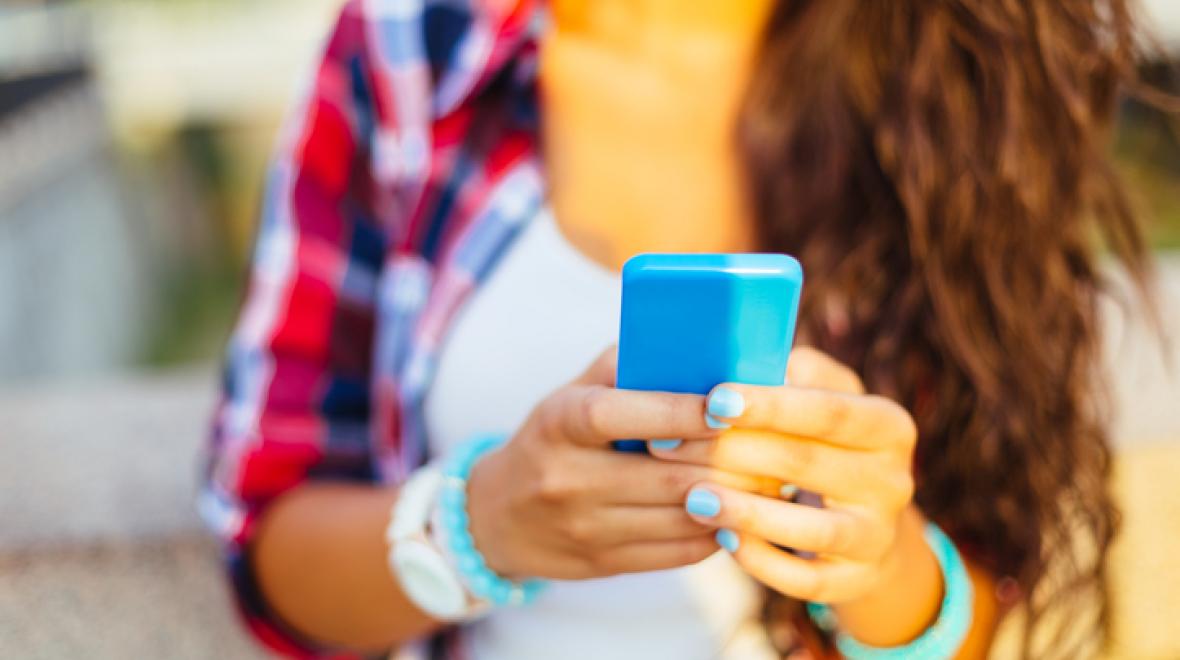 بسبب الهاتف النقال.. . رجل يقيد