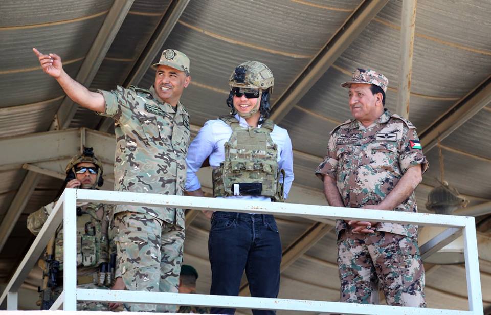 ولي العهد يتابع تمرينا عسكريا (صور)