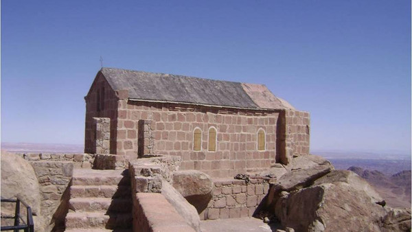 هنا أمر الله تعالى موسى اخلع