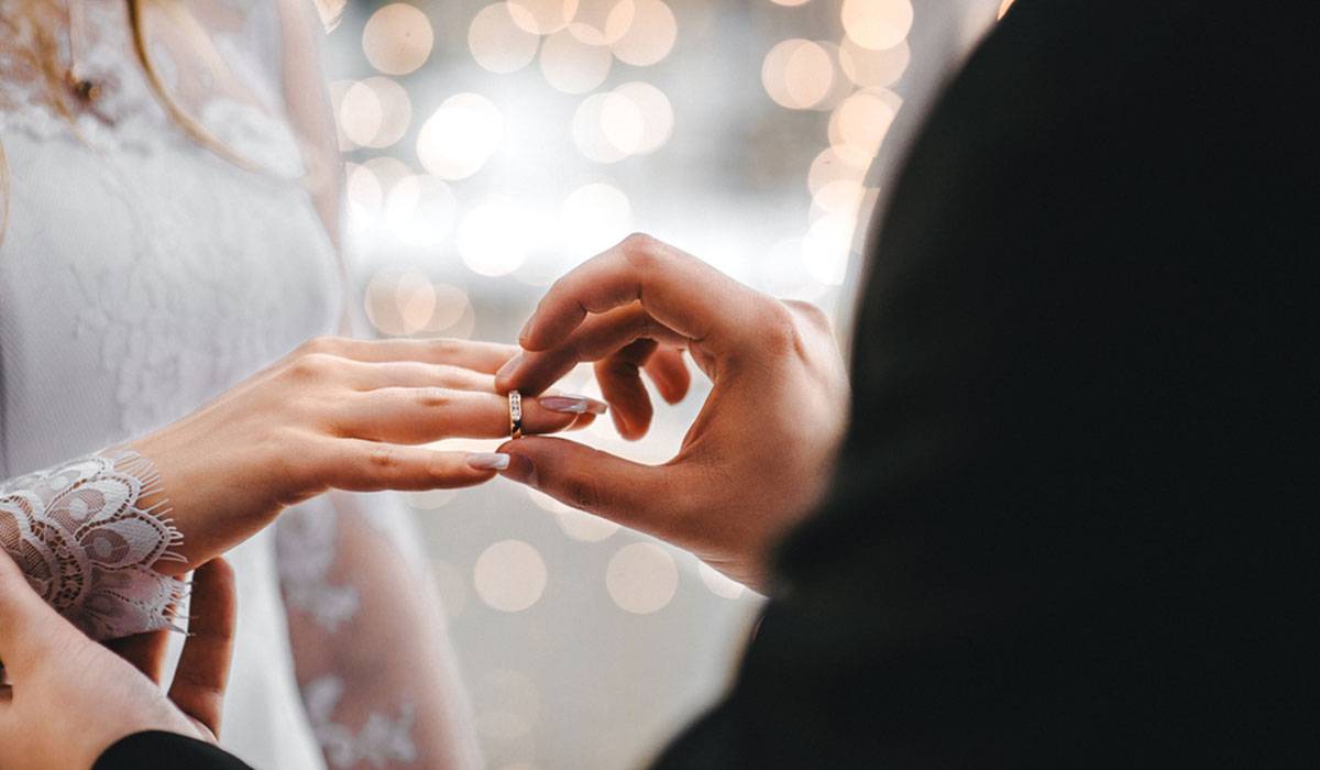 مهندسان أردنيان يستبدلان حفل زواجهما بتوزيع