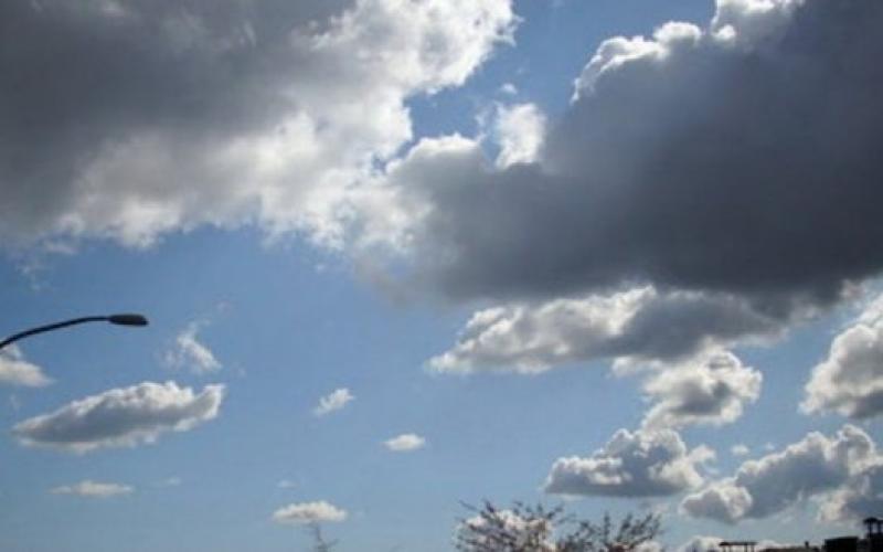 انخفاض درجات الحرارة وأمطار متفرقة اليوم