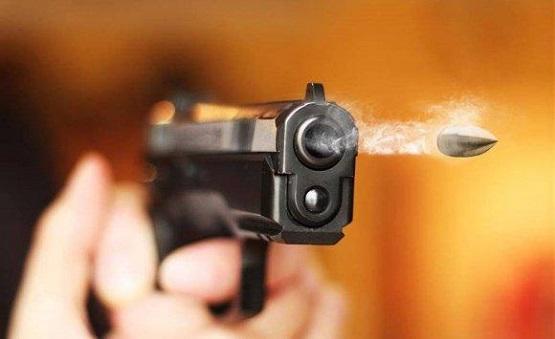 أميركي يهدد بإطلاق نار على من