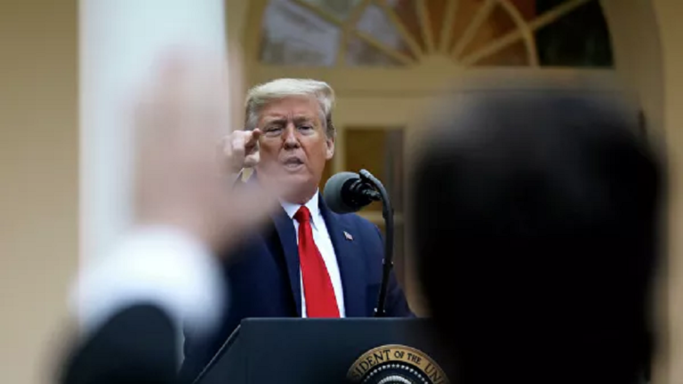 ترامب يعترف بالتزامه الحجر الصحي الذاتي