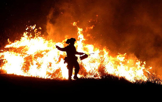 مختل يحرق عشرات المصلين في مسجد