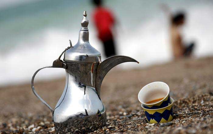 شباب في مأدبا يوزعون القهوة والماء