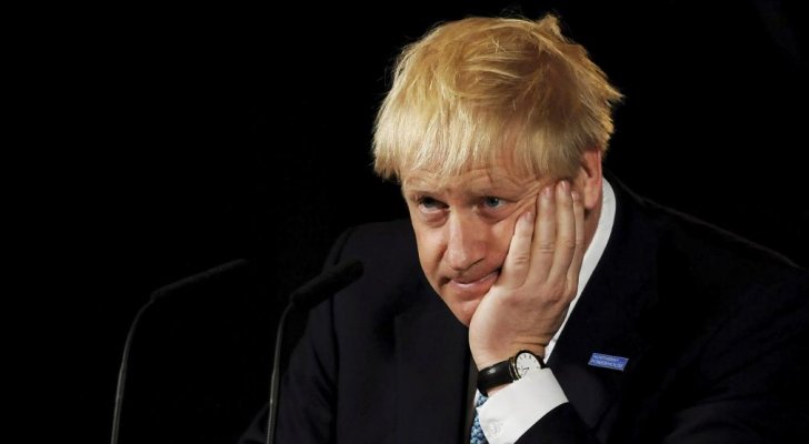 جونسون يدير شؤون بريطانيا وسط انتقادات