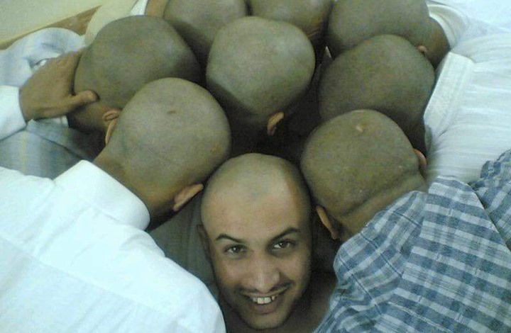 رابطة الصلعان.. أردنيون يحلقون شعورهم منزليا