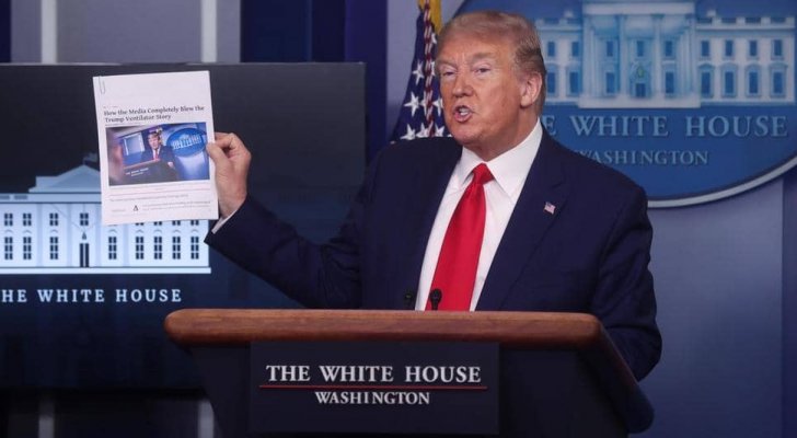 لماذا رفع ترمب صورته خلال المؤتمر