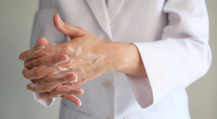 إغلاق 4 معامل تصنع المعقمات دون