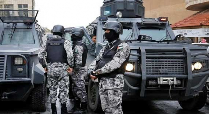 لاجئ سوري يستنجد بالشارع العام.. ودركيون