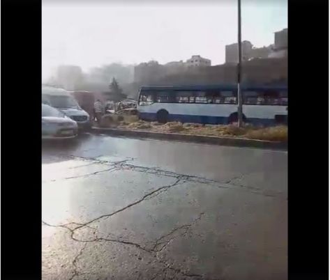 4 إصابات بحادث تصادم حافلتين وتكسي