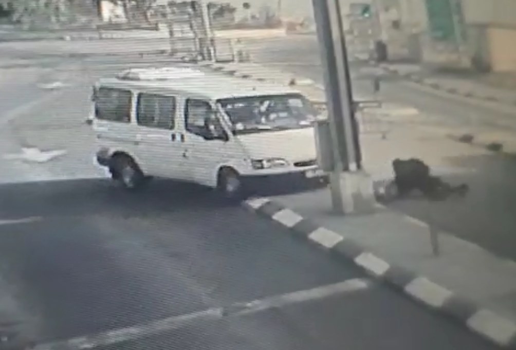 شاهد: لحظة عملية دهس وطعن لجندي