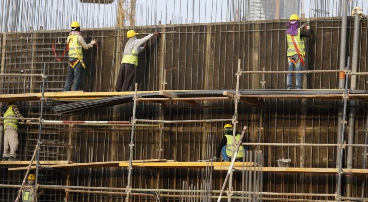 العمال الأجانب في الخليج يصارعون للتأقلم