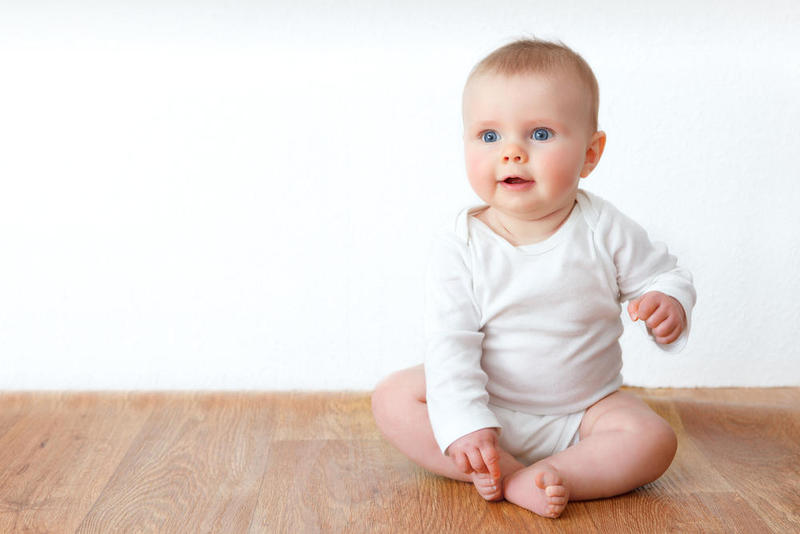 مراحل الجلوس عند المولود