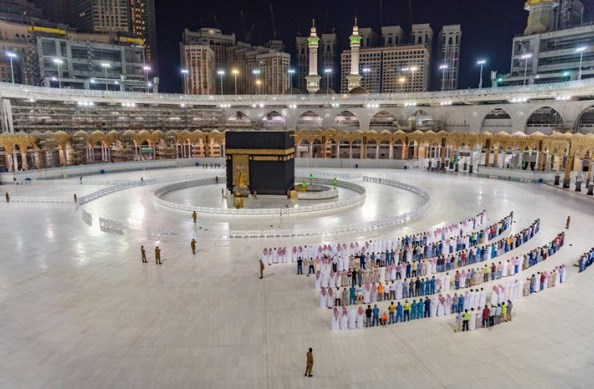 شاهد.. كيف كانت أول ليلة تراويح