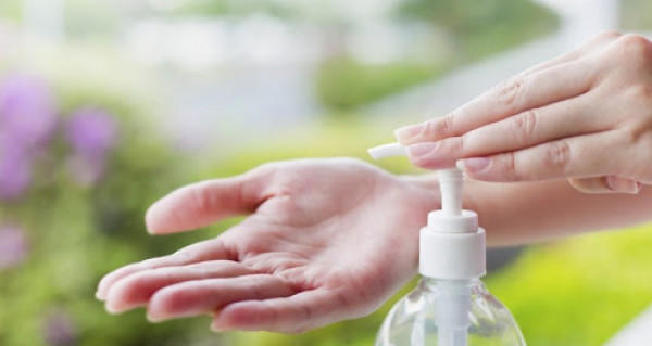 بعد كم ثانية يقضي مطهّر اليدين