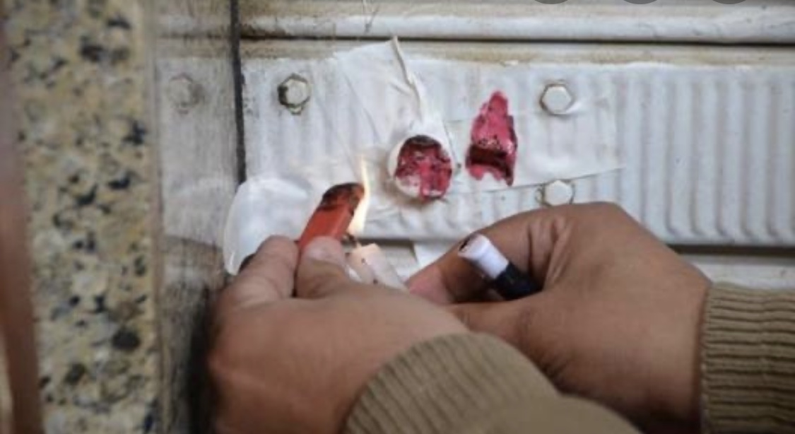 إغلاق محل حلويات لبيعه مباشرة للمواطنين