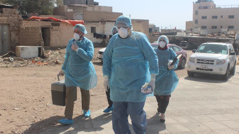 بين تعقيم وفحص وعينات.. أطباء يمضون