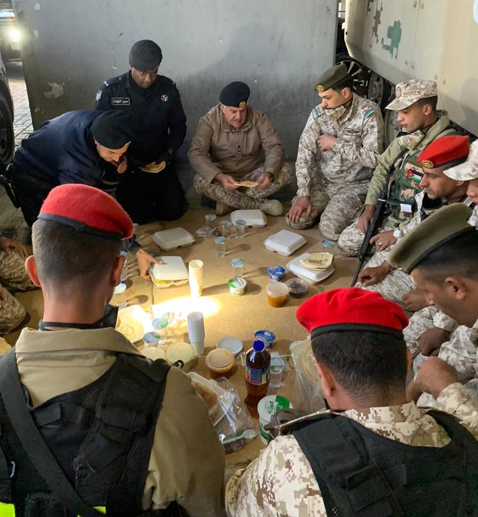 اللواء الحنيطي يشارك إحدى نقاط الغلق