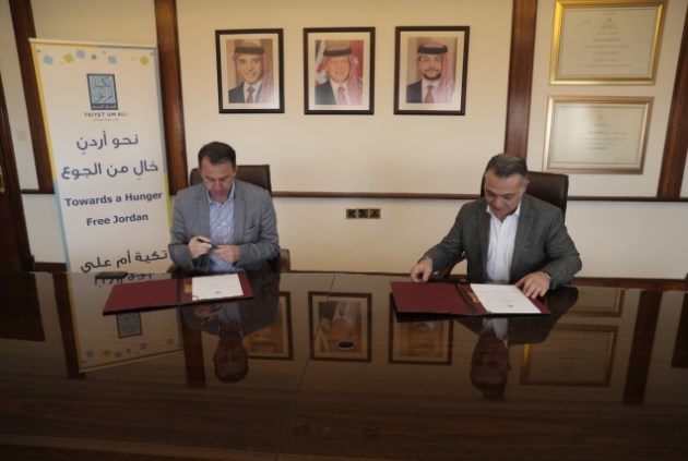 التخطيط تقدم منحة لدعم 4022 أسرة