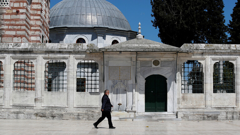 تركيا.. رجل يقفز من الطابق الرابع