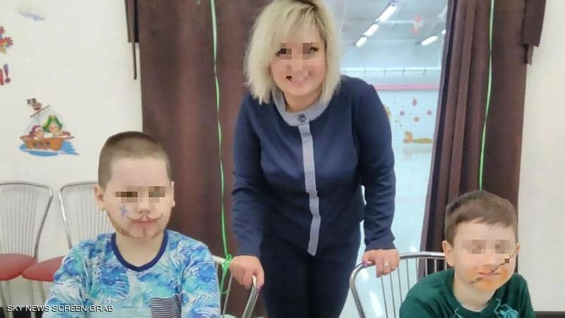 غادرت الأم وتركت الولدين يلعبان.. ثم