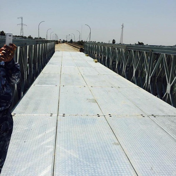 تركيب جسر حديدي على وادي الفدين