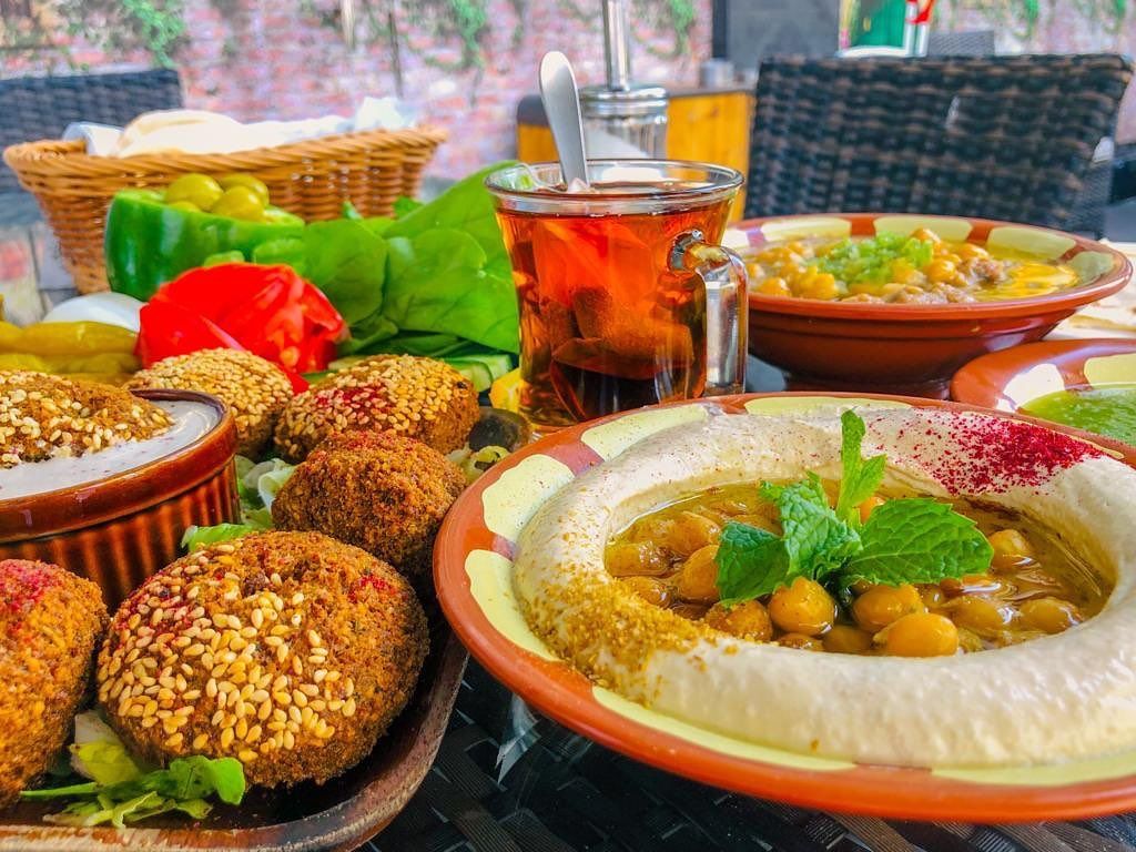 اطباق الحمص والفول تعود لتزين موائد