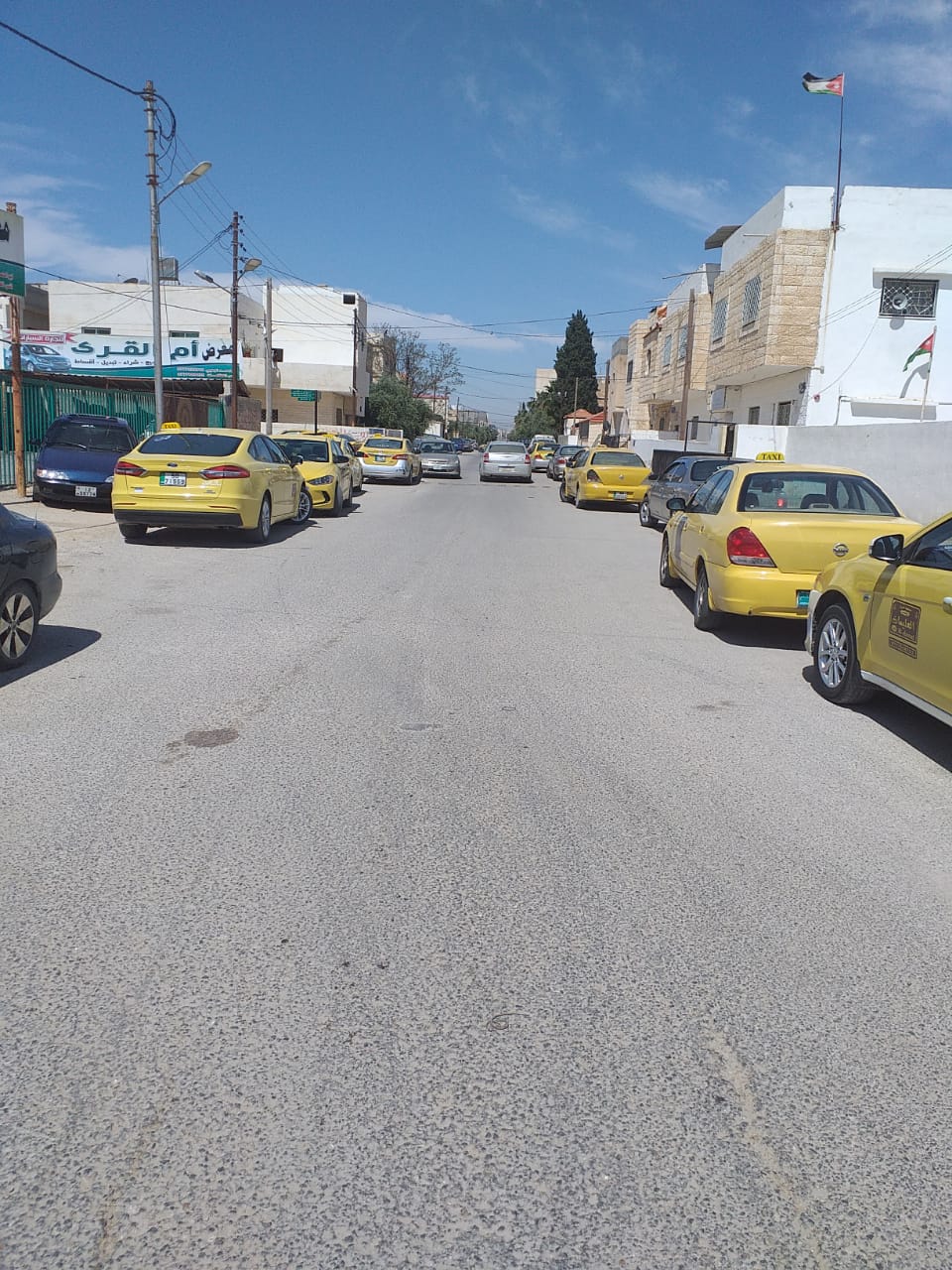 ’قطاع النقل‘ يعتصمون أمام مبنى محافظة